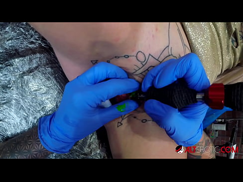 ❤️ Ekstrèmman tatoue hottie Sully Savage te fè yon tatoo sou klitoris li ❌ Slope nan ht.vbdsm.ru ❤